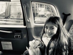 Thomas Beatie Instagram - World traveler, Susan, in a London taxi. 🚕🎡 Voyageur du monde, Susan, dans un taxi de Londres.