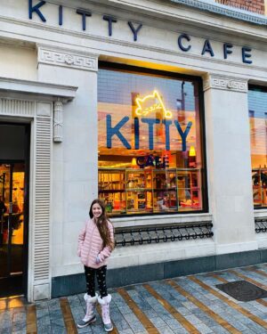 Thomas Beatie Instagram - A little girl’s paradise: Kitty Cafe! She was irresistable with the perfume of her tuna sandwich! 😍😺☕️🥪 Le paradis d'une petite fille: Kitty Cafe! Elle était irrésistible avec le parfum de son sandwich au thon!