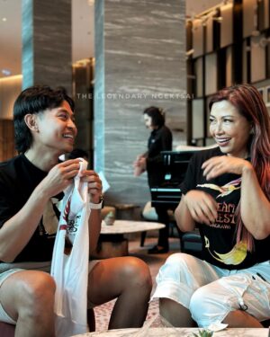 Tiara Jacquelina Instagram - Thanks for the baju!!! And chocolate for my brother! @tiarajacquelina and YB Effendi!
.
#TheNgektsai
#thelegendaryngektsai
#NgektsaiOfSarawak