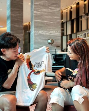 Tiara Jacquelina Instagram - Thanks for the baju!!! And chocolate for my brother! @tiarajacquelina and YB Effendi!
.
#TheNgektsai
#thelegendaryngektsai
#NgektsaiOfSarawak
