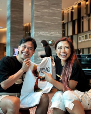 Tiara Jacquelina Instagram - Thanks for the baju!!! And chocolate for my brother! @tiarajacquelina and YB Effendi!
.
#TheNgektsai
#thelegendaryngektsai
#NgektsaiOfSarawak