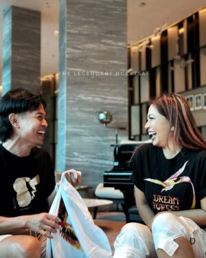 Tiara Jacquelina Instagram - Thanks for the baju!!! And chocolate for my brother! @tiarajacquelina and YB Effendi!
.
#TheNgektsai
#thelegendaryngektsai
#NgektsaiOfSarawak