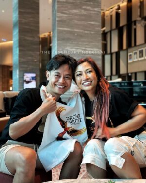 Tiara Jacquelina Instagram - Thanks for the baju!!! And chocolate for my brother! @tiarajacquelina and YB Effendi!
.
#TheNgektsai
#thelegendaryngektsai
#NgektsaiOfSarawak