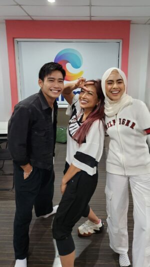 Tiara Jacquelina Instagram - Eh eh... wrong direction pulak 😆

I really enjoyed working with these 2 cuties @hunhaqeem and @eryshaemyra for tomorrow's #AstroShowcase2023 event. Don't miss watching them on @astrogempak youtube channel, live at 8pm!

#TheAllNewAstro #chintawrongdirection #AstroShowcase2023 #AstroBaharu #TakMacamDulu #TiaraJDirects #EnfinitiMakesMagic