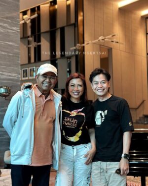 Tiara Jacquelina Instagram - Thanks for the baju!!! And chocolate for my brother! @tiarajacquelina and YB Effendi!
.
#TheNgektsai
#thelegendaryngektsai
#NgektsaiOfSarawak