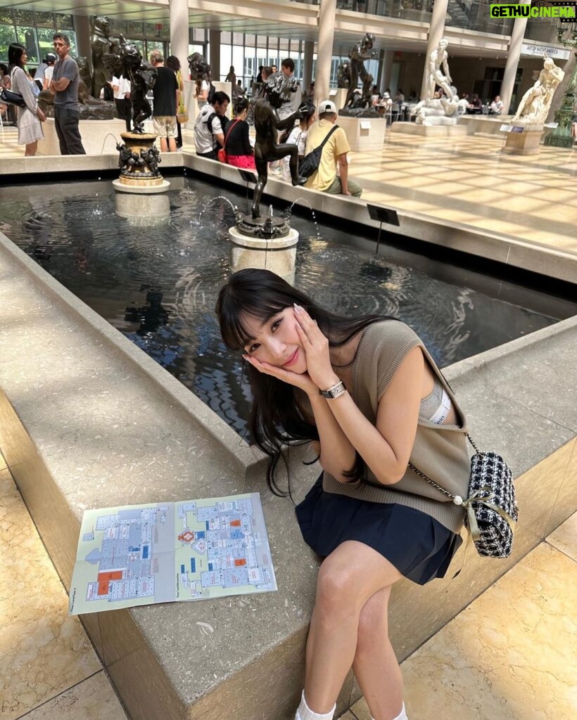 Tiffany Young Instagram - birthday lunch at the museum 🍪