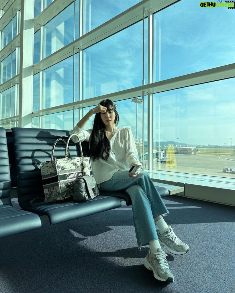 Tiffany Young Instagram - see you so soon in nyc at the samsung experience space located at 50 West 34th St. this Saturday, July 29th at 1pm ET, @samsungmobileusa @thedivestudios ✈️ #SamsungxDIVE #GalaxyExperience Space #JoinTheFlipSide #DIVEStudios Join the priority list by visiting samsungilp.divestudios.io