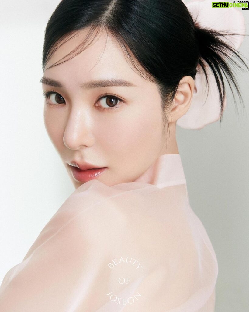 Tiffany Young Instagram - so grateful to join @beautyofjoseon_official as the new ambassador on this beautiful new campaign 'A Journey to Finding Your Finest Hanbang.' 🌾 @beautyofjoseon_official #ad #beautyofjoseon #조선미녀