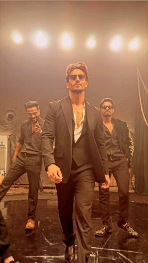 Tiger Shroff Instagram - In the middle of a shoot waiting for our shot…came across this new banger from #fighter and the boys decide to teach me this jam😅 all the best to my favs @s1danand @hrithikroshan @boscomartis 

@sumit_fic_kingsunited 
@sagar2804 
@beingarunofficial 
@iamvinayy 
@95faizal.shaikh 
@i__am__paddy 
@lil.yd__ 
@harishgajare27
