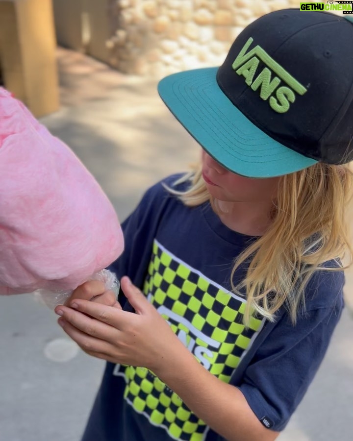 Timothy V. Murphy Instagram - Zoo day @lazoo #cottoncandy