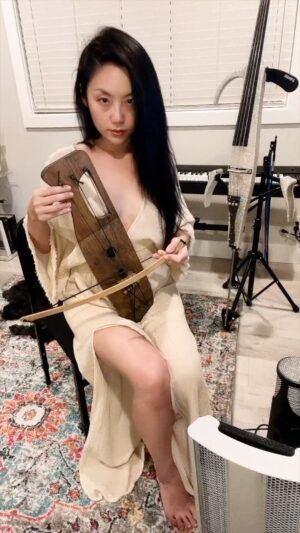 Tina Guo Instagram - Warming up on Tagelharpa for tonight’s late night recording session before heading to the studio for the soundtrack of Honor of Kings - the world's most played mobile MOBA by @tencentgames with @henrik_cinetunemusic 🙏🏼 

The Tagelharpa is an ancient Bowed Lyre used in Viking/Nordic folk music 🐺  A commonly accepted theory is that the bow was brought by Vikings trading with Arabs back to the Nordic countries to play a six stringed Lyre.  Like the Mongolian Horse Head fiddle, the strings are also made with Horse Hair.