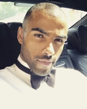 Toby Sandeman Instagram - Wear a Bow Tie, Fellas…
Trust me, EVERYONE likes unwrapping a present 🎁