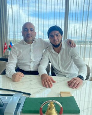 Tofiq Musayev Instagram - Bütün Azərbaycan xalqini salamlayiram. Mənə yazdiğiniz təbrik mesajlarina,dəstəyinizə görə haminiza təşəkkür edirəm.
Hər şey Vətən uçun, hər şey Azərbaycanmız üçün...
Mən qürur duyuram ki, Amerikada dünyanın ən reytinqli rinqində üçrəngli  bayrağmizi ucalda bildim. 
Heç bir qələbə asan qazanılmır.
Hər qələbənin arxasında çətinliklər, əziyyətlər olur.
Bu yolda mənə daima dəstək olan xalqima, yaxinlarma, dostlarima, özəliklə xalqimizin sevimili oglu""Palmali Şirketler" Qrupunun sahibi Mübariz Mənsimova təşəkkür edirem.

Daha böyük qelebelere doğru🇦🇿✊