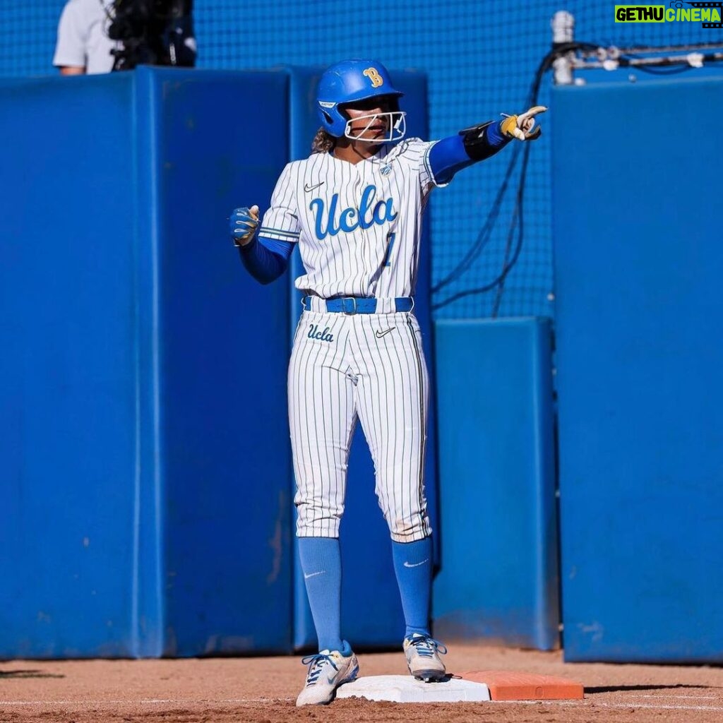 Tom Brady Instagram - Night at the park. Big W! @uclasoftball!