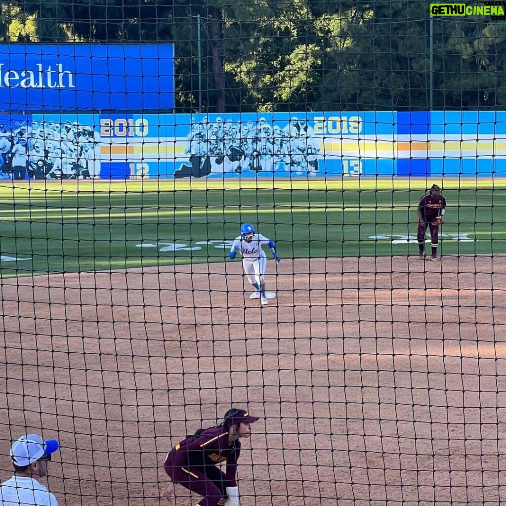 Tom Brady Instagram - Night at the park. Big W! @uclasoftball!