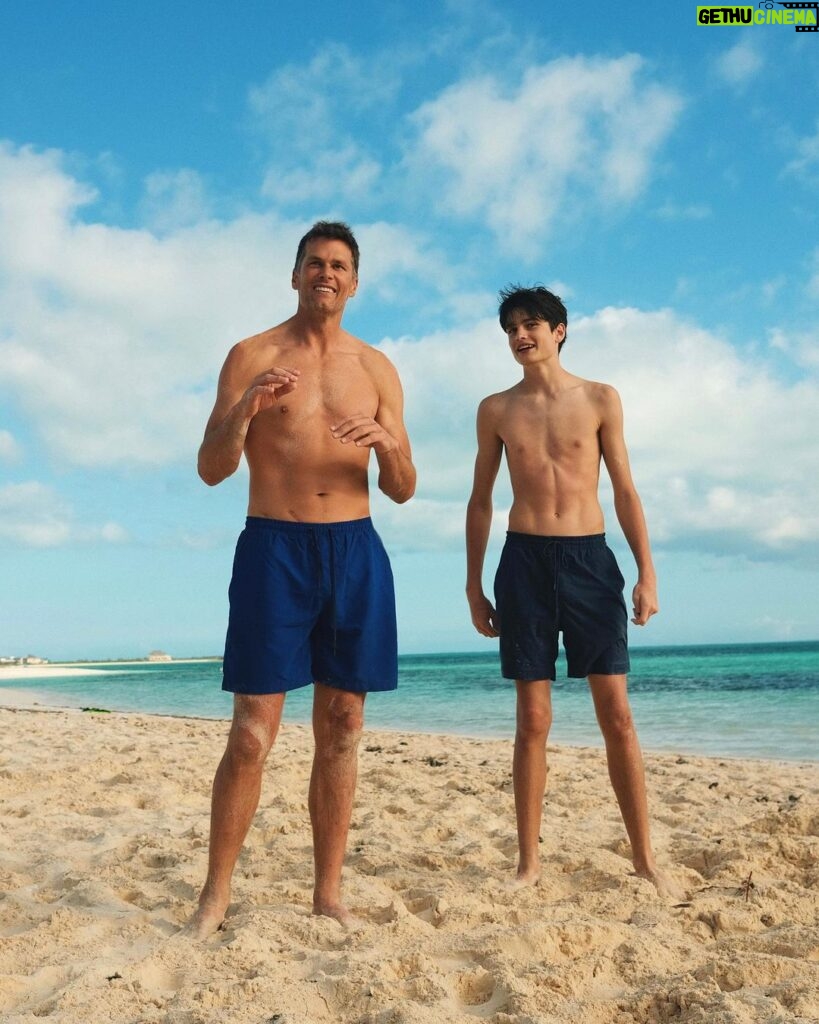 Tom Brady Instagram - Beach day with the crew 🤟🏻☀️🏈