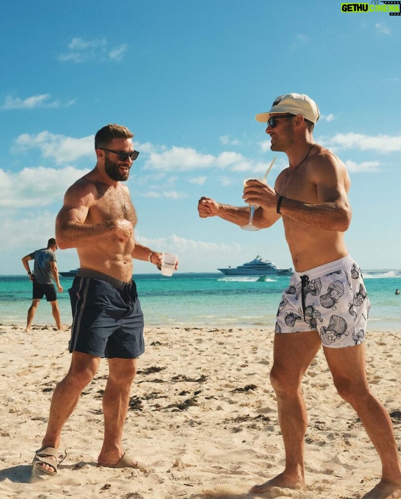 Tom Brady Instagram - Beach day with the crew 🤟🏻☀️🏈