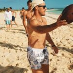 Tom Brady Instagram - Beach day with the crew 🤟🏻☀️🏈