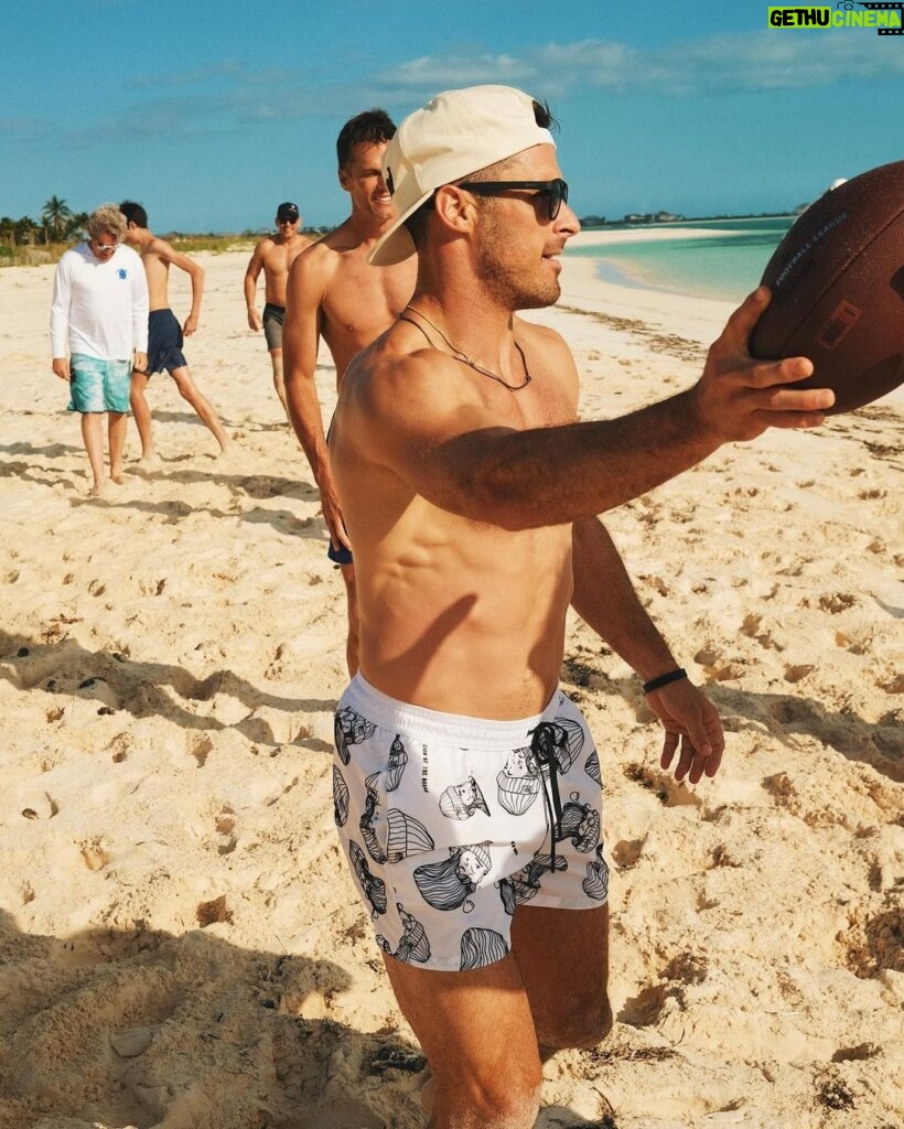 Tom Brady Instagram - Beach day with the crew 🤟🏻☀️🏈
