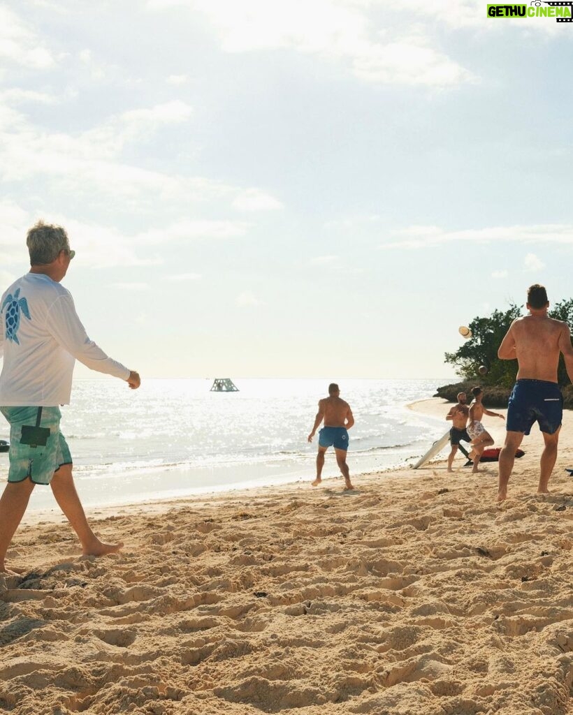 Tom Brady Instagram - Beach day with the crew 🤟🏻☀️🏈