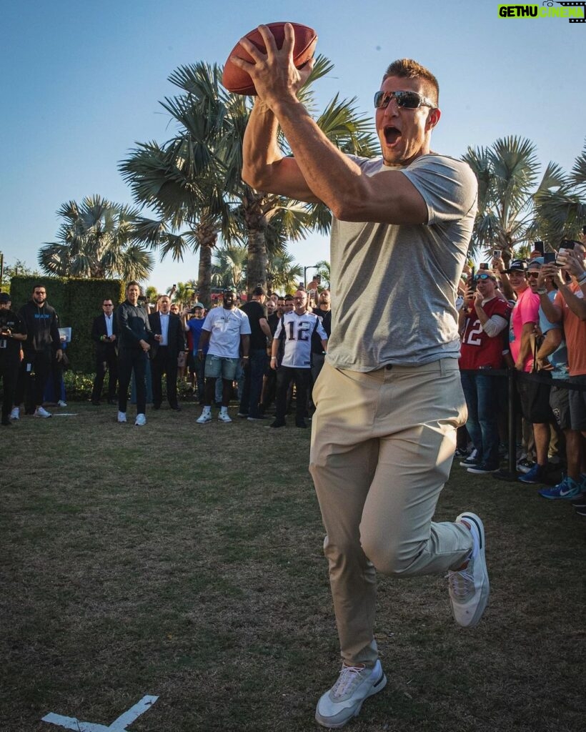 Tom Brady Instagram - Got together with my @autograph.io family in Tampa to celebrate the end of The Huddle, our first Signature Experience. This past season was the closest I’ve ever been with some of my biggest fans, and I couldn’t think of a better way to close it all out. The future of fandom is bright!