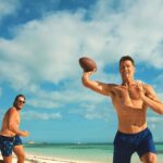 Tom Brady Instagram - Beach day with the crew 🤟🏻☀️🏈