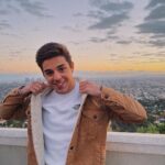 Tomás Silva Instagram - Custa-me a acreditar que é a última foto que vou publicar nos states (por agora) 😔🇺🇸 Acabou de sair o último episódio da minha viagem e o vosso feedback para mim é sempre o mais importante. Não podia estar mais concretizado por ter partilhado isto convosco e por, de certa forma, ser esta ligação que aqui temos que me permite alcançar os meus sonhos! Vejam no YouTube e digam-me o que acharam desta pequena série, todas as críticas e opiniões são bem vindas e só me ajudam a melhorar 😎 o link está na bio! Los Angeles, California
