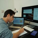 Tomás Silva Instagram - Enquanto tento não dar em louco com o último ano de faculdade, quem ainda estiver na escola e for do 7º ao 12º ano, pode ganhar até 1000€ só por tirar boas notas! O programa CANOTA20 do @creditoagricola vai premiar os melhores alunos e vocês podem ser os escolhidos. Deslizem na foto para saberem mais informações, afinal não é todos os dias que se é pago para estudar 💸💰 #pub #creditoagricola #canota20 #cajovens