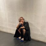 Toman Instagram - . 🎤🔹🐝 先月末のLIVE後の姿。 前から見ると長ズボンなのに 後ろからみるとハーフな 「布足りなかった？」パンツ👖 BTRは 9/28 に3チーム3形態で シングルリリースしますよ〜 各チーム、色がまったく違くて ボイスドラマトラックも素晴らしいので 来月までお楽しみにお待ちください＾＾ WWWX