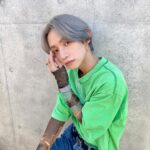 Toman Instagram - . 桃ちゃんカラー🍑 「雪みたいにみるだけで涼しくなる色」 とオーダーして作ってもらったよ LIVEの前日だったのでチームカラーの ブルーを左サイドにハイライトで入れて 全体にエンドカラーでブラックを入れて キュッと締めてもらいました❄️🟦🖤 昨日捕まえたアーケンの色違いみたいな 服の色合いの日でした @hideto_momota いつもありがと🍑 tee @acnestudios inner @zara belt @loewe jeans @jw_anderson