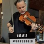 Tomasz Organek Instagram - Zapraszamy na koncerty MTV Unplugged w całej Polsce. Premiera koncertu w Sylwestra 31.12.2023 w @canalpluspolska 🌲✨❄️ Bilety dostępne pod linkiem w BIO 🎫 Dziękujemy @canalpluspolska @liveisevent @ebilet oraz @kujawskopomorskie ❤️