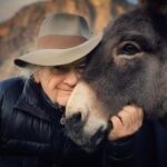 Tomasz Organek Instagram - Dziś wyjątkowy wieczór. Polska prapremiera filmu EO, w którym miałem niesamowitą przyjemność się pokazać. Dziękuję Jerzemu Skolimowskiemu i Ewie Piaskowskiej za zabranie mnie w tę podróż. Cannes za nami, czas na Warszawę, potem Polska i jedziemy do Eleju na Oskary ;) Bravo @gutekfilm 🤘 #prapremiera #eo #jerzyskolimowski #kinomuranów #gutek #warszawa #organek Warszawa
