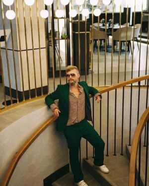Tomasz Organek Instagram - Dziś elegancko po cygańsku. Jazz w stylu Manouche tuż po 16:00 w @radio_357. 

Foto: Piotr Sobik @piotr_sobik 

#muzykaorganowa #radio357 #organek #tomaszorganek #jazz #gypsyjazz #manouche #audycja
