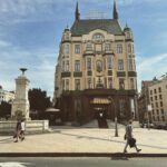 Tomasz Organek Instagram - Belgrad jest poszarpany jak dawna Jugosławia, wiele tu skrajności, od brzydoty do piękna, od nacjonalizmu do pełnej otwartości na to, co obce, gdzieś na skraju Europy i Rosji. Hvala Beograd 🙌 Belgrade, Serbia