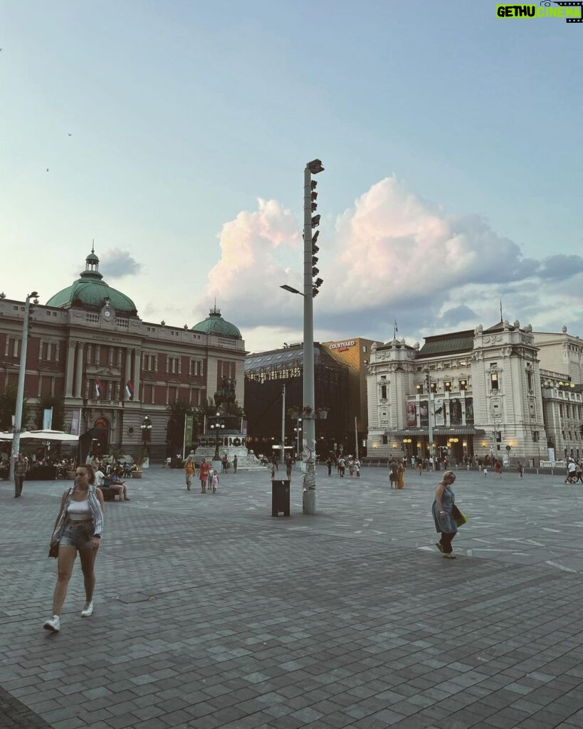 Tomasz Organek Instagram - Belgrad jest poszarpany jak dawna Jugosławia, wiele tu skrajności, od brzydoty do piękna, od nacjonalizmu do pełnej otwartości na to, co obce, gdzieś na skraju Europy i Rosji. Hvala Beograd 🙌 Belgrade, Serbia