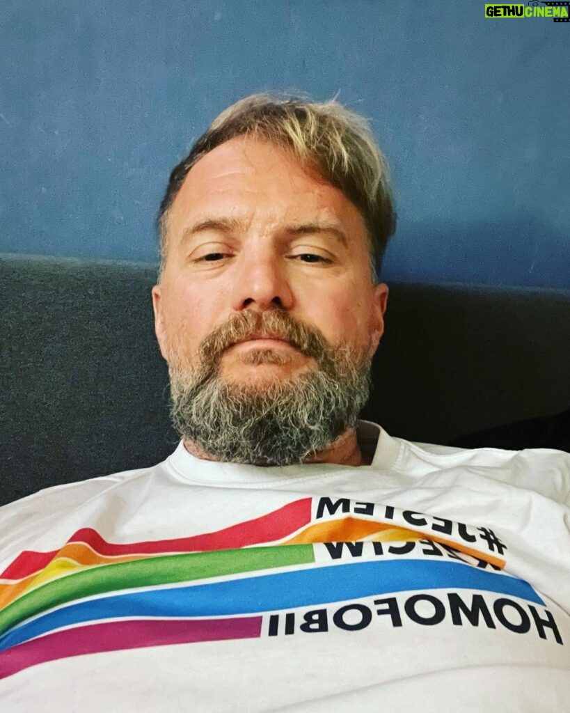 Tomasz Organek Instagram - Całym moim ❤ wspieram i solidaryzuję się ze wszystkimi moimi przyjaciółmi, znajomymi i nieznajomymi ze środowisk LGBTQ+🌈 Sytuacja w Polsce w tym względzie wyglada mniej więcej jak ja na tym zdjęciu, ale wierzę, że z czasem i u nas wygra miłość. #letloverule #lgbtq🌈 #wolnapolska✌#lgbtparade Poland