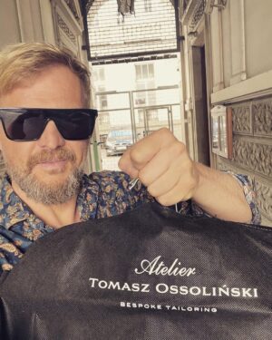 Tomasz Organek Instagram - Dziękuję @tomasz_ossolinski za super pomoc w przygotowaniach do wyjścia na czerwony dywan 😂 na @festivaldecannes ❤️ Bez Jerzego Skolimowskiego i @ewa_piaskowska to byłoby niemożliwe, więc im dziękuję najbardziej ❤️ To tylko mały epizodzik, a ile zabawy 😎 I to jeszcze w jakim towarzystwie 🤘 Pozdrawiam @dreamallsky @mateusz_kosciukiewicz @lorenzo_zurzolo oraz niesamowitą Isabelle Huppert. To moi ziomale z planu 🎥. Ja nie wiem jak się tu wkręciłem, serio 😂. No to będę leciał, siema ✈️😎