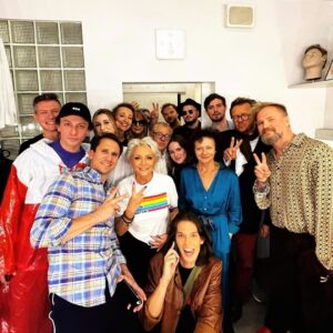 Tomasz Organek Instagram - Wczoraj miałem okazję wziąć udział jako „aktor” ;) w satyrze politycznej pt. Nieodchodzenie pióra @igor_brejdygant. Spektakl wystawiany jest na deskach @ochteatr i przyciąga rzesze widzów. Dziękuję za zaproszenie od @radio_nowyswiat. To była świetna zabawa i prawdziwy zaszczyt pojawić się w tak znakomitym towarzystwie, a ono jak wiadomo, podstawa dobrego samopoczucia 😎Wczorajszy wieczór był wyjątkowy. W ogóle jakoś od wczoraj jakoś lżej się oddycha ✌️