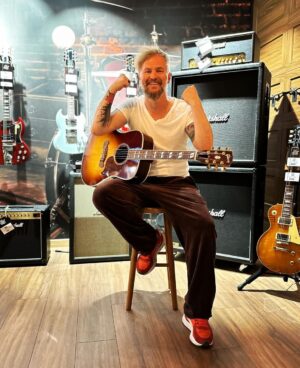 Tomasz Organek Instagram - Dziękuję salonowi Rock’n’roll w Warszawie @rnr.pl za super profesjonalne i pełne zaangażowania oraz sympatii podejście do współpracy. Hough 🖐️