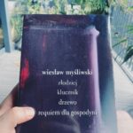 Tomasz Organek Instagram - Długo na tę książkę czekałem. Zbiór dramatów! poprawionych i zebranych przez samego Mistrza. Dzięki uprzejmości Wydawnictwa Znak mam ją już dziś. Premiera za tydzień, 27. września. Szczerze i z ogromną przyjemnością polecam👌 Słowa mają moc 🫶 „Słowa przecież rosną dopiero w człowieku razem z nim. Wytapiają się jak z rudy z jego trosk, udręk, łez. Nikt nie otrzymuje ich w darze tylko dlatego, że się urodził, gdzie, kiedy. Ceną słów jest nasz los.” — Wiesław Myśliwski, Widnokrąg (1996) #wiesławmyśliwski #wydawnictwoznak Torun, Poland