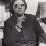 Tomasz Organek Instagram - Dziś jeszcze jedna, warta odnotowania data. 18 września 1939 r., dzień po wkroczeniu hord radzieckich do Polski, żywota na własnych warunkach dokonał Stanisław Ignacy Witkiewicz. Paradoksalne jest to, że to katastrofa polityczna doprowadziła go do samobójstwa, mimo że wcześniej, za życia, katastrofy upatrywał w czymś zupełnie innym, mianowicie w świecie pełnym wszechobecnej, złudnej i ogłupiającej szczęśliwości, wedle której ludzie, poprzez ochocze i dobrowolne formatowanie się pod drobnomieszczańskie wzorce tzw. dobrego życia, przestaną myśleć. Taka sama praca, taki sam domek, taki sam ogródek aż do powszechnego zbydlęcenia całego społeczeństwa. Słowa zbydlęcenie używał namiętnie i z premedytacją po to, by odróżnić człowieka myślącego krytycznie, zdolnego do przeżywania uczuć metafizycznych od bydła, którym w jego mniemaniu staje się człowiek tych cech pozbawiony. „Z bydła powstaliśmy i w bydło się obrócimy” - S.I.W Wybory za niecały miesiąc. ✌️ Torun, Poland