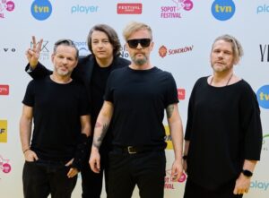 Tomasz Organek Instagram - Dziękujemy wam wszystkim za super odzew i zabawę podczas (yes, you Ken) @topofthetopsopotfestival 2023 na antenie @tvn.pl. Tomaszczyk nawet zawalczył o wolność na tym zdjęciu ✌️Mnie ewidentnie coś uwiera, ale nie wymiękam i idę na wygraną. Robciu nie ma ręki, a Adaś chce komuś na*bać. 🫶