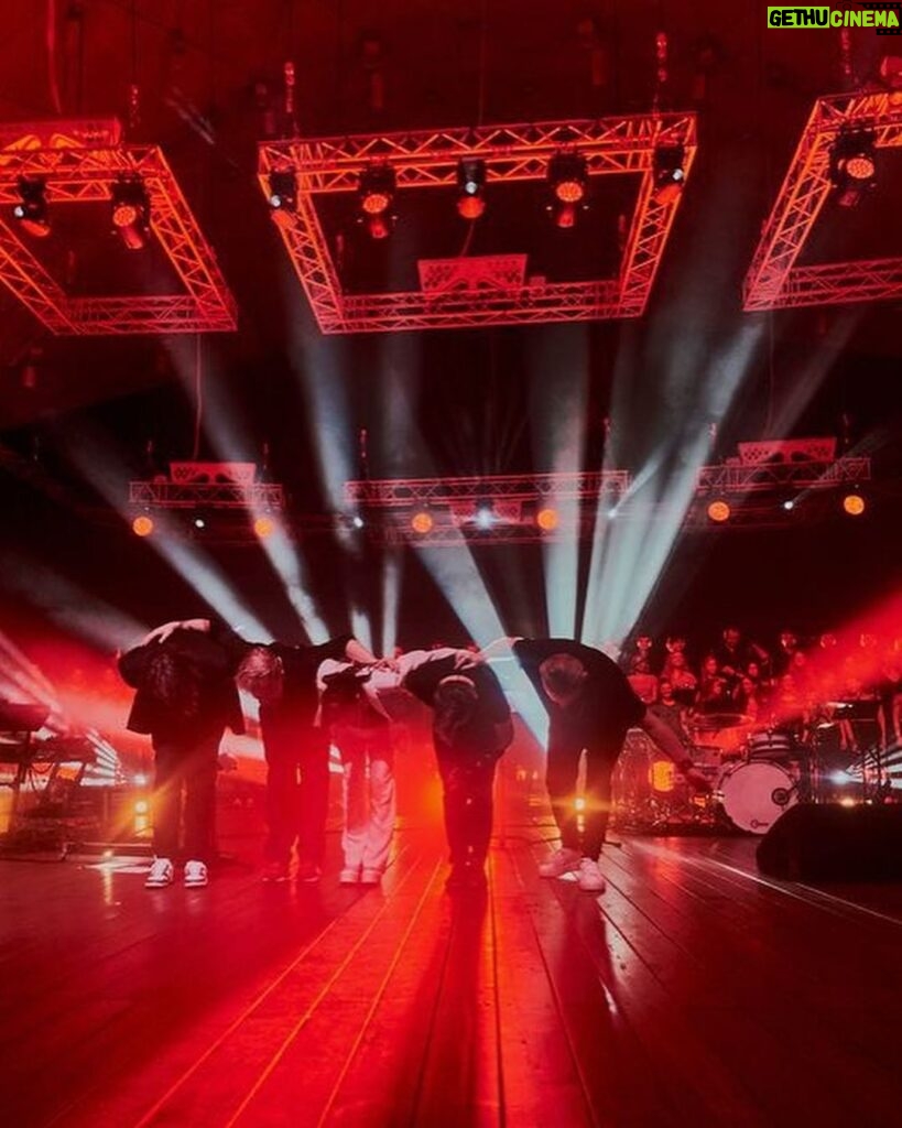 Tomasz Organek Instagram - Wczoraj w @teatr.letni w Szczecinie zagraliśmy niesamowity koncert wraz z @chor_pm_szczecin pod dyrekcją @sylwia.fm i było bosko. Dziękuję wszystkim, którzy się do tego sukcesu przyczynili i szczecińskiej publiczności. Było wspaniale. Popłakaliśmy i potańczyliśmy. I tak trzeba żyć 🤘😎 Fotografie: @leslaw_kopecki 🙌 #szczecin #teatetni #amfiteatr #organek #sylwiafabianczykmakuch #chorpm #mystic