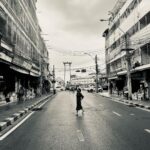 Tomasz Organek Instagram – Kobieta przechodząca przez ulicę. Bangkok Giant Swing