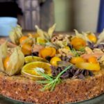 Tomaz Viana Instagram - Esse ano vamos levar para sua mesa arte, sabor, possibilidades e inclusão! Uma parceria @rutacozinha @eduardojacques_s e @tozfbc ✨ Um delicioso e belo bolo com massa de banana e uva passas sem açúcar, sem glúten, sem lactose, perfeito para incluir diabéticos, alérgicos e intolerantes. Além de saudável e inclusivo é lindamente decorado com frutas secas e desidratadas. Perfeito pra compor a mesa das suas celebrações. Para completar o artista @tozfbc vai preparar uma arte exclusiva para você na caixa do bolo! 😱😍 Um verdadeiro presente! 🎁 Você já pode entrar em contato para garantir o seu.. mas corre…🏃 são pouquíssimas unidades! . #natal2023 #confeitaria #toz #semaçucar #semlactose #semgluten #arte #riodejaneiro #rj Fábrica Bhering