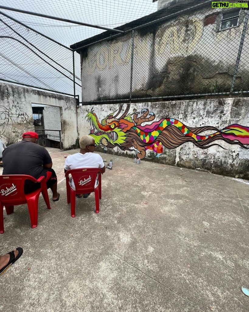 Tomaz Viana Instagram - Sou muito grato por fazer parte dessa cultura tão linda que é a do graffiti, um dia pintando para o shoppingleblon e no outro colorido a comunidade que eu amo “morro da coroa “, obrigado a todos os amigos moradores que fazem esse morro ser especial, e aos meus irmãos de tinta ❤️🚀