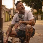 Tomaz Viana Instagram - 🎧🎙️Finalizando a fileira com muito estilo! @tozfbc e @9k9_oficial -Traços e Passos- Um pouquinho do que rolou no ensaio do vídeoclipe -traços e Passos- 2g-BassBeats Foto: @haiwate Cantor: @9k9_oficial Artista plástico 🎨: @tozfbc Produção: @2gbassbeats Rio de Janeiro, Rio de Janeiro
