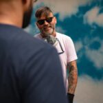 Tomaz Viana Instagram - 🎧🎙️Finalizando a fileira com muito estilo! @tozfbc e @9k9_oficial -Traços e Passos- Um pouquinho do que rolou no ensaio do vídeoclipe -traços e Passos- 2g-BassBeats Foto: @haiwate Cantor: @9k9_oficial Artista plástico 🎨: @tozfbc Produção: @2gbassbeats Rio de Janeiro, Rio de Janeiro