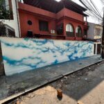 Tomaz Viana Instagram - Primeiro painel que faço só com o “céu” , no começo da minha carreira eu fazia o caminho contrário, primeiro fazia na rua e depois desenvolvia no ateliê, agora percorrendo o caminho inverso percebo que a rua é o meu grande laboratório, o que acham ? Bom domingo para todos