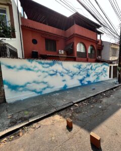 Tomaz Viana Instagram - Primeiro painel que faço só com o “céu” , no começo da minha carreira eu fazia o caminho contrário, primeiro fazia na rua e depois desenvolvia no ateliê, agora percorrendo o caminho inverso percebo que a rua é o meu grande laboratório, o que acham ? Bom domingo para todos